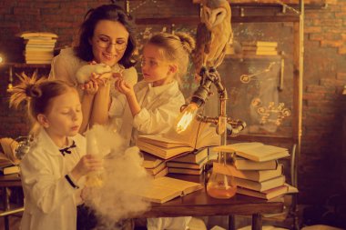 kimya dersinde ellerinde fareler tutan okul çocukları ve öğretmen