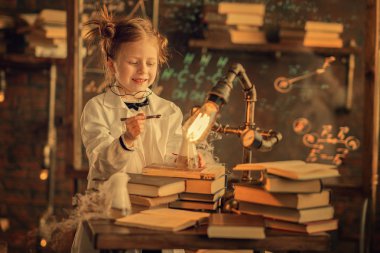 laboratuvarda test tüpleri ile kimya eğitimi gören gülümseyen okul çocuğu 