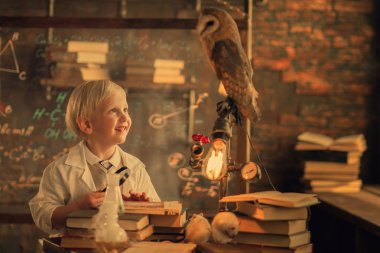 laboratuvarda baykuş bakarak gülümseyen çocuk 