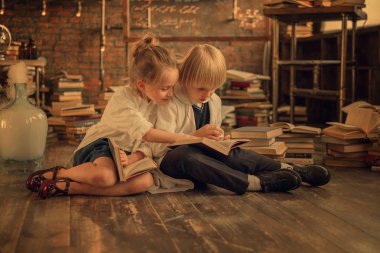 laboratuvarda kimya kitapları okuyan küçük bilim adamları