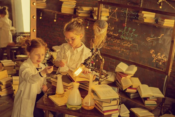 Schattige Kleine Onderzoekers Studeren Chemie Het Laboratorium — Stockfoto