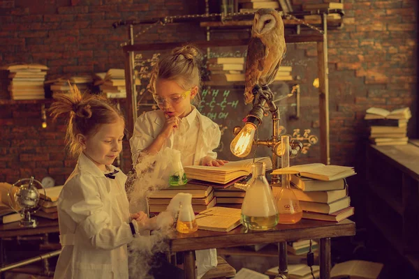 Petites Filles Préscolaires Faisant Des Expériences Chimiques Laboratoire — Photo