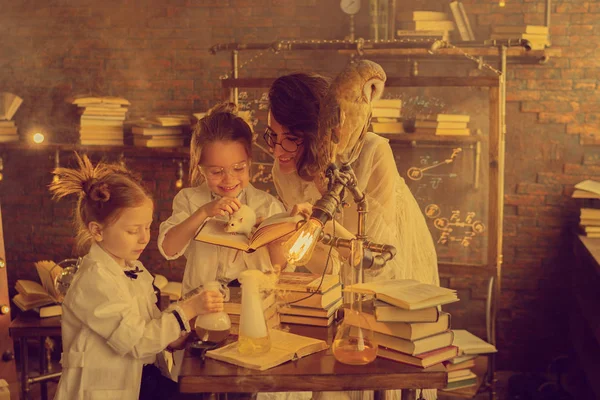 Niños Edad Escolar Profesores Haciendo Experimentos Clase Química —  Fotos de Stock