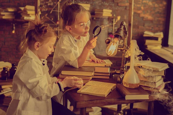 Twee Meisjes Met Behulp Van Vergrootglas Voor Chemisch Experiment Het — Stockfoto