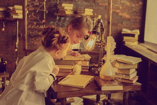 Schoolmeisjes Kijken Het Boek Met Rat Chemie Laboratorium — Stockfoto