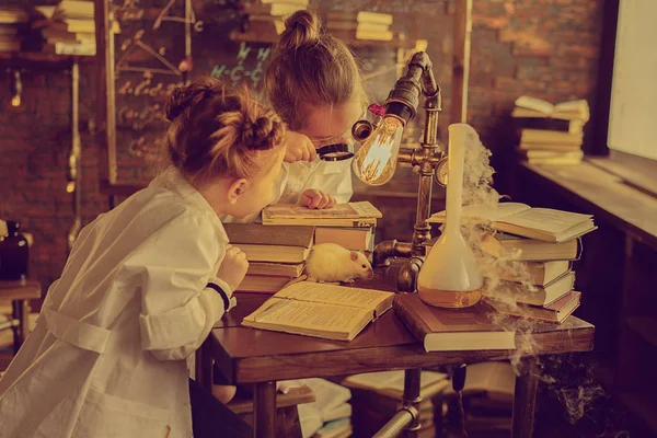 Twee Kleine Onderzoekers Witte Jassen Met Vergrootglas Voor Experiment Het — Stockfoto