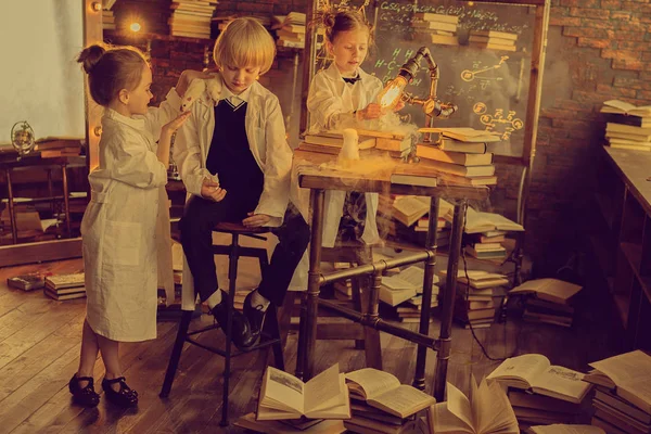 Niños Laboratorio Química Haciendo Experimentos — Foto de Stock