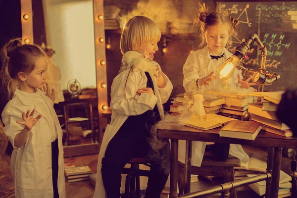 Трое Детей Белых Халатах Играют Крысами Лаборатории — стоковое фото