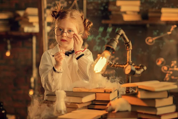 Χαριτωμένο Κορίτσι Φορώντας Γυαλιά Που Εργάζονται Στο Εργαστήριο — Φωτογραφία Αρχείου