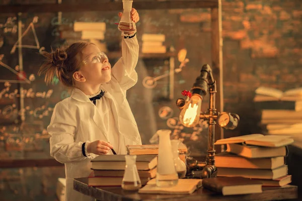 Portret Van Klein Meisje Kijken Naar Reageerbuis Het Laboratorium — Stockfoto