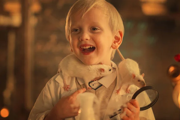 Portret Van Lachende Jongen Holding Vergrootglas Met Ratten Schouders — Stockfoto