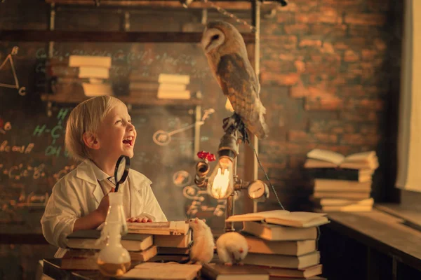 elinde büyüteç ile gülen küçük çocuk portresi