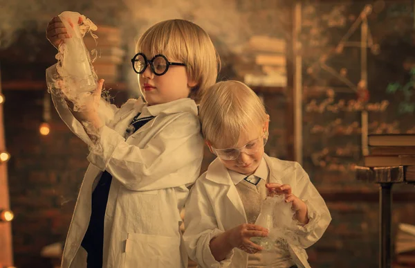 Twee Kinderen Studeren Scheikunde Het Laboratorium — Stockfoto