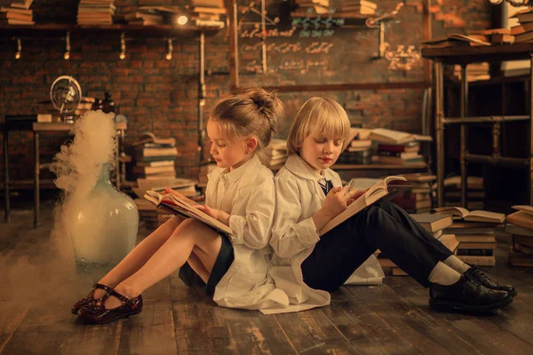 Jongen Meisje Zitten Terug Naar Terug Boeken Samen Lezen — Stockfoto