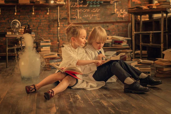 Skolflicka Och Skolpojke Som Arbetar Tillsammans Kemi Laboratoriet — Stockfoto