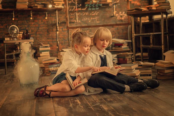 Preschooler Scientists Studying Chemistry Class While Sitting Floor — Stock Photo, Image