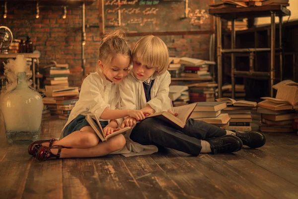 Dos Pequeños Científicos Estudiando Química Clase — Foto de Stock