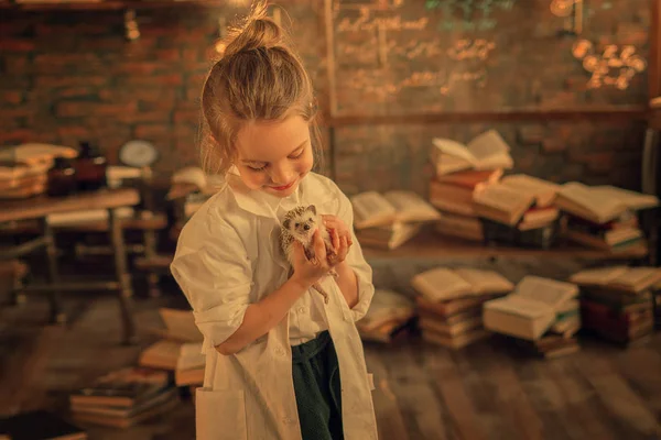 Schattig Schoolmeisje Witte Vacht Houden Egel Handen — Stockfoto