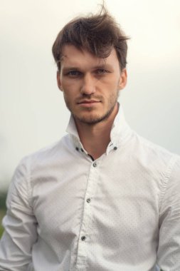 Kameraya bakarak yakışıklı bir adam portresi 