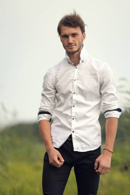 beyaz gömlek adam gündüz açık havada kamera ayakta bakıyor 