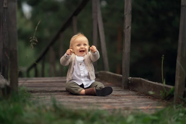 Щасливий Хлопчик Сидить Дерев Яному Мосту Парку Вдень — стокове фото
