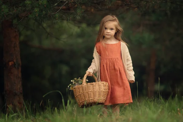 Blond Dziewczyna Stoi Lesie Wikliny Kosz Patrząc Aparat Fotograficzny Pełna — Zdjęcie stockowe