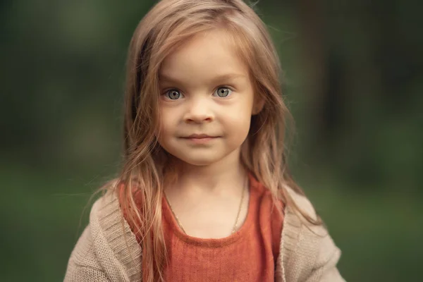 Portret Blond Dziewczyna Niebieskimi Oczami Patrząc Kamerę — Zdjęcie stockowe
