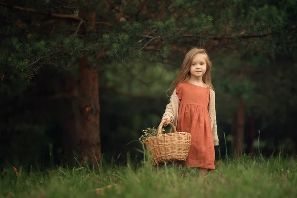 Full Length Shot Caucasian Girl Wicker Basket Standing Green Forest — Stock Photo, Image