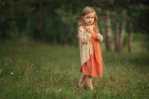 Full Length Shot Girl Sniffing Flower Hands Looking Camera Green — Stock Photo, Image