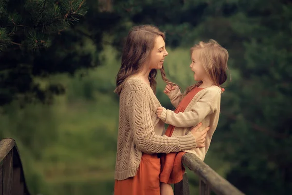 Mor Och Söt Dotter Skrattande Tillsammans Ansikte Mot Ansikte Utomhus — Stockfoto