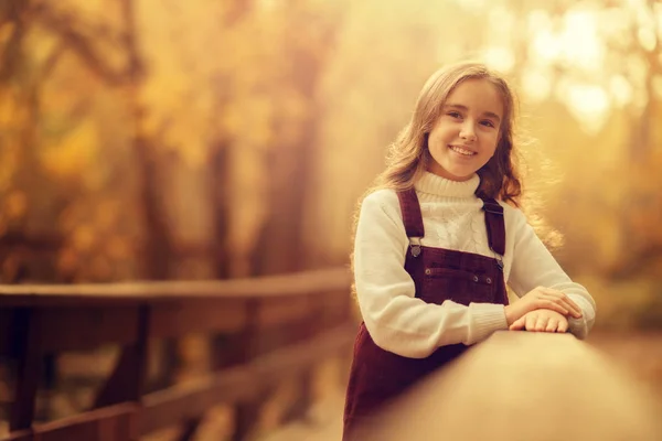 Glad Preteen Flicka Tittar Kameran Står Bron Parken Kopiera Utrymme — Stockfoto