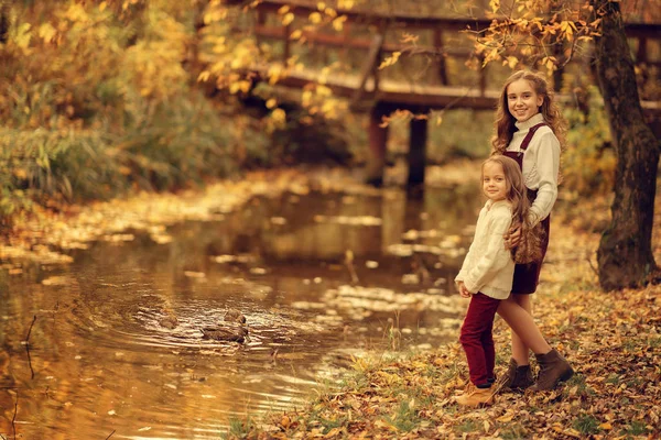 Twee Kinderen Staan Bij Vijver Het Herfstpark Kijken Naar Camera — Stockfoto