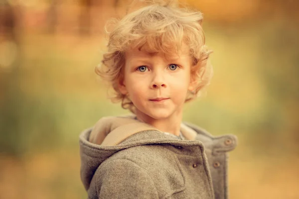 Close Portret Van Blonde Jongen Kijken Naar Camera Buiten — Stockfoto