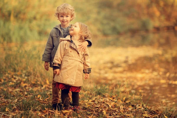 Zus Zoek Naar Broer Staan Bij Vijver Herfst Tijd — Stockfoto