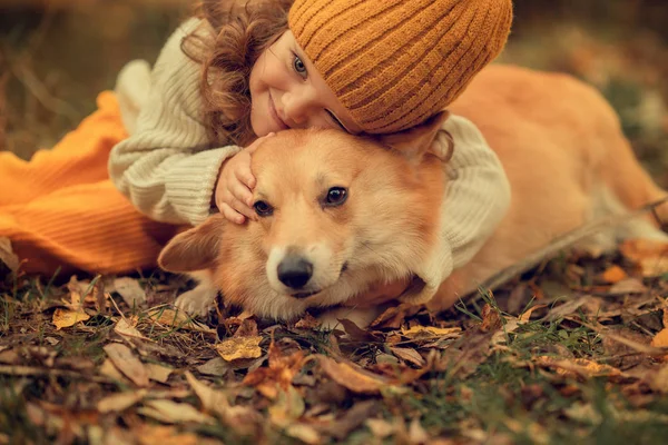 Porträt Eines Mädchens Das Corgi Park Umarmt — Stockfoto