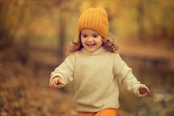 Щаслива Дівчина Біжить Парку Вдень — стокове фото
