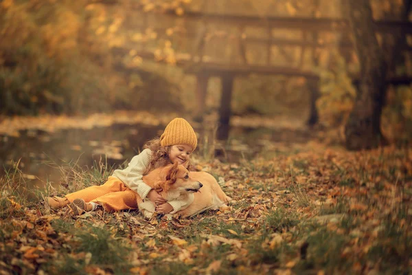 Glückliches Kind Umarmt Hund Herbstpark — Stockfoto
