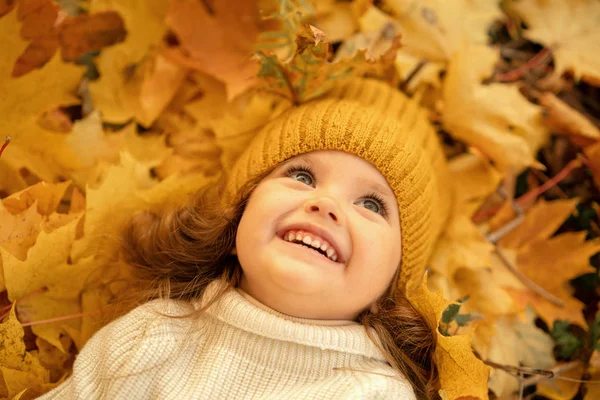 Над Головой Вид Милого Ребенка Лежащего Желтых Осенних Листьях — стоковое фото