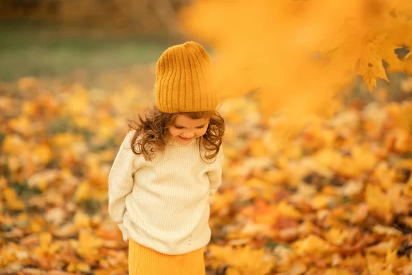 Kleines Mädchen Mit Mütze Steht Park — Stockfoto