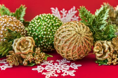 Kırmızı arka plan üzerinde altın, beyaz ve yeşil Noel dekorasyonu
