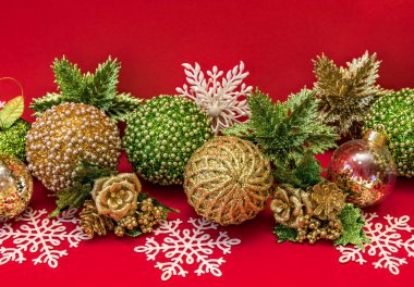 Kırmızı arka plan üzerinde altın, beyaz ve yeşil Noel dekorasyonu