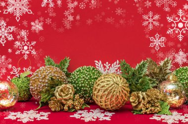 Kırmızı arka plan üzerinde altın, beyaz ve yeşil Noel dekorasyonu