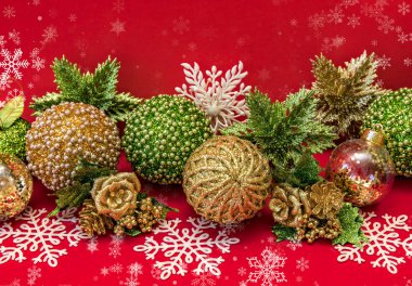 Kırmızı arka plan üzerinde altın, beyaz ve yeşil Noel dekorasyonu