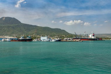 Puerto Plata limanındaki gemiler, tekneler, konteynerler, endüstriyel binalar, liman ve şehir manzarası, Dominik Cumhuriyeti