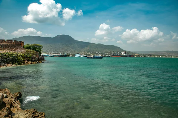 Кораблі, човни, контейнери, промислові будівлі в порту Пуерто-Плата, порт і міський пейзаж, Домініканська Республіка — стокове фото
