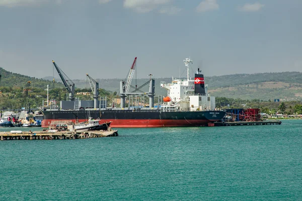 Schiffe, Boote, Container, Industriegebäude am Hafen von Puerto Plata, Hafen und Stadtbild, Dominikanische Republik — Stockfoto