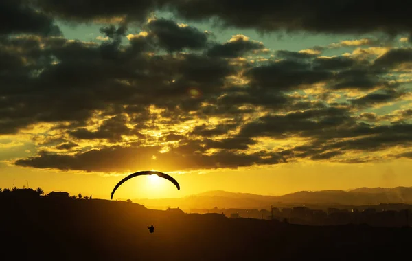 Piękne Tło Silhoutte Paralotni Przodu Zachodzącego Słońca — Zdjęcie stockowe