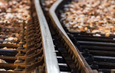 bir tren istasyonunda geleneksel tren rayları.