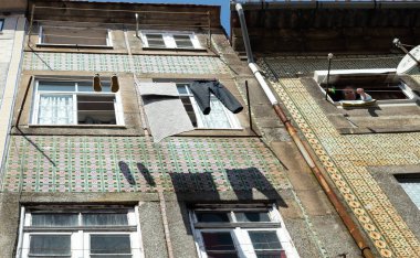 Porto, Portekiz. 28 Ağustos 2016: Tipik cepheler ayrıntılarını kiremit mavi çizimler ve demir balkon ile dekore orada asılı elbiseleri