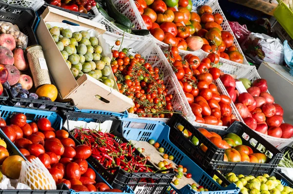 Tezgahlarda taze sebze ve meyve Porto Market Bolhao ile. Portekiz